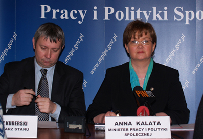 minister kalata podpisuje rozporządzenie otwierające polski rynek pracy 